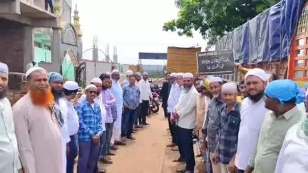 ಬಸವಕಲ್ಯಾಣ: ಕೇಂದ್ರ ಸರ್ಕಾರದ ಮುಸ್ಲಿಂ ವಿರೋಧಿ ನೀತಿ ಖಂಡಿಸಿ ನಗರದ ವಿವಿಧೆಡೆ ಮಾನವ ಸರಪಳಿ ನಿರ್ಮಿಸಿ ಪ್ರತಿಭಟನೆ