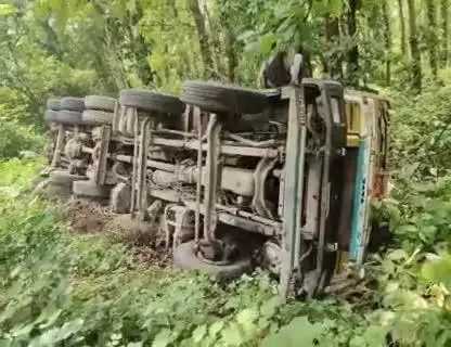 কাঁকসা: ধোবারু মোড়ের কাছে রাজ্য সড়কের ধারে নিয়ন্ত্রণ হারিয়ে উল্টে গেল ভুট্টা বোঝাই লরি, আহত 2