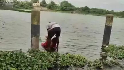 नांदेड: शहरातील गोवर्धन घाट पुलाखाली गोदावरी नदीपात्रात ५० वर्षीय महिलेचा मृतदेह आढळला, वजिराबाद पोलिसांचा अधिकचा तपास सुरू