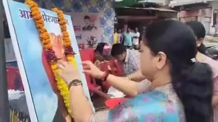 भद्रावती: डॉ. आंबेडकर चौकात माजी खासदार बाळू धानोरकर यांच्या जयंतीनिमित्त खासदार प्रतिभा धानोरकरांच्या उपस्थितीत विविध कार्यक्रम