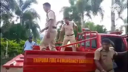 খোয়াই: খোয়াইয়ের অফিসটিলায় ভিমরুলের কামড়ে আক্রান্ত ব্যক্তি, নিয়ে যাওয়া হল হাসপাতালে