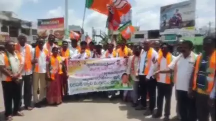 జమ్మికుంట: వరద ముంపు ప్రాంతాల్లో చర్యలు చేపట్టాలని BJP పార్టీ పట్టణ అధ్యక్షుడు కొలగాని రాజు ఆధ్వర్యంలో గాంధీ చౌరస్తాలో ధర్నా