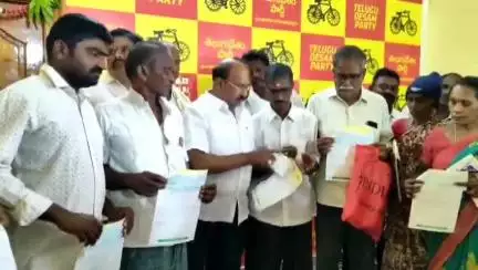 బాధితులకు సీఎం సహాయ నిధి చెక్కులు పంపిణీ చేసిన ఎమ్మెల్యే కురుగొండ్ల రామకృష్ణ