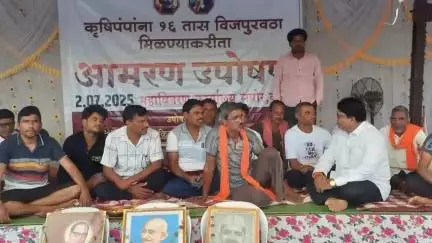 मोहाडी: करडी येथे शेतकऱ्यांच्या आमरण उपोषण आंदोलनस्थळी माजी नगराध्यक्ष इंजि. प्रदीप पडोळे यांची भेट