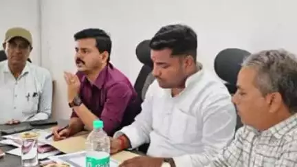 डोमचांच: प्रखंड सभागार में प्रखंड प्रमुख डॉ. सत्यनारायण यादव की अध्यक्षता में पंचायत समिति स्तर पर मासिक समीक्षा बैठक की गई