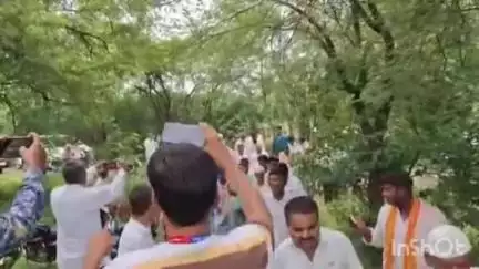 अहमदपूर: हडोळतीच्या वृद्ध शेतकरी दाम्पत्याच्या खांद्यावरचा अखेर औत खाली उतरला...शेतकरी संघटनेचे वतीने बैलजोडी भेट.
