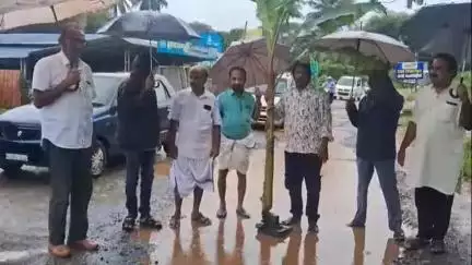 മാനന്തവാടി: പനമരം ബത്തേരി റോഡിൽ വാഴനട്ട് പൗരസമിതിയുടെ പ്രതിഷേധം