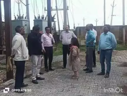 सेपउ: सीएमडी डोगरा ने विद्युत निगम कार्यालय सैंपऊ का किया निरीक्षण