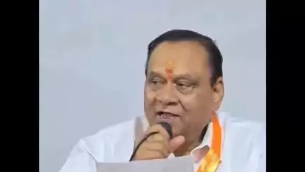 चौरई: चौरई नगर के शासकीय स्कूल में विधायक और अन्य जनप्रतिनिधियों ने लैपटॉप का वितरण किया