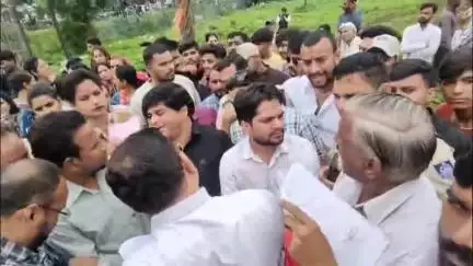 डोंगर गांव की DHL कॉलोनी में सड़क की खुदाई से परेशान स्थानीय लोगों ने किया चक्का जाम #jansamasya