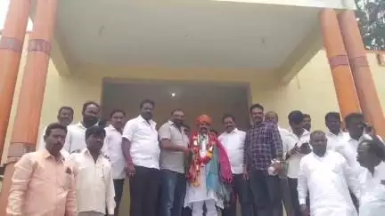 ಶೋರಾಪುರ: ನಗರದ ವಾಲ್ಮೀಕಿ ಭವನದಲ್ಲಿ ಗೌರವ ಡಾಕ್ಟರೇಟ್ ಪಡೆದ ರಮೇಶ್ ದೊರೆ ಅವರಿಗೆ ಸಾಮೂಹಿಕ ಸಂಘಟನೆಗಳ ಒಕ್ಕೂಟದಿಂದ ಸನ್ಮಾನ ಕಾರ್ಯಕ್ರಮ