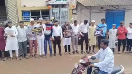 ಧಾರವಾಡ: ಕೇಂದ್ರ ಸರಕಾರದ ವಕ್ಫ್ ತಿದ್ದುಪಡಿ ಮಸೂದೆ ವಿರೋಧಿಸಿ ಮುಸ್ಲಿಂ ಧರ್ಮಗುರುಗಳ ನೇತೃತ್ವದಲ್ಲಿ ಧಾರವಾಡ ನಗರದಲ್ಲಿ ಪ್ರತಿಭಟನೆ
