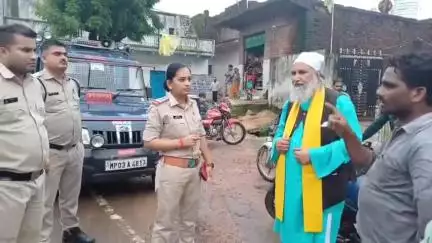 बड़ा मलेहरा: मोहर्रम को लेकर टीआई श्रद्धा शुक्ला ने मुस्लिम बस्ती का लिया जायजा, शांति व्यवस्था बनाए रखने की अपील की