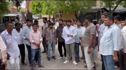 सांचोर: सांचौर शहर में बाढ़ के बहाव क्षेत्र में मलबा डालने का विरोध, युवा कांग्रेस ने एसडीएम को सौंपा ज्ञापन