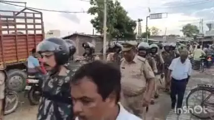 बलरामपुर: मथुरा बाजार में उप जिलाधिकारी और क्षेत्राधिकारी ने मुहर्रम त्योहार के दृष्टिगत किया पैदल गश्त