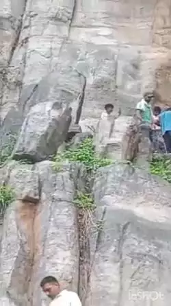 अलवर: पाराशर ऋषि धाम के झरने के पहाड़ से गिरने से 30 वर्षीय युवक की मौत, पुलिस ने कराया पोस्टमार्टम