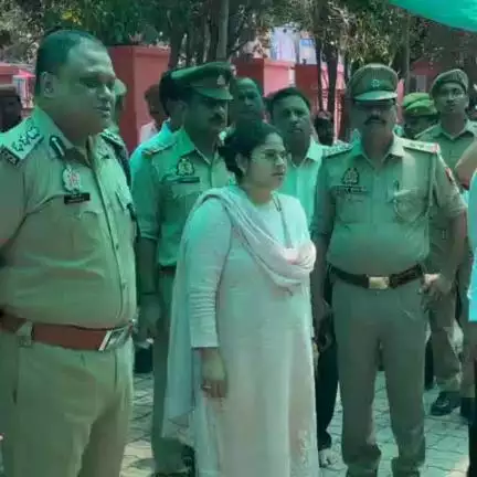 चुनार: सक्तेशगढ़ आश्रम का जिलाधिकारी और एसपी ने किया निरीक्षण, गुरु पूर्णिमा कार्यक्रम को लेकर की बैठक