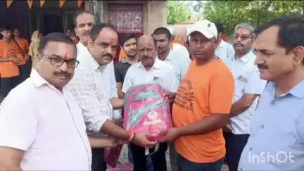 मोहम्मदी: मोहम्मदी से अमरनाथ यात्रा के लिए शिव भक्तों का जत्था हुआ रवाना, भाजपा विधायक द्वारा दिया गया बैग