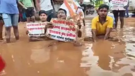 कवर्धा: कवर्धा बायपास सड़क में घुटने तक गड्ढे और जलभराव, युवा कांग्रेस कार्यकर्ताओं ने गड्ढों में बैठकर किया धरना प्रदर्शन