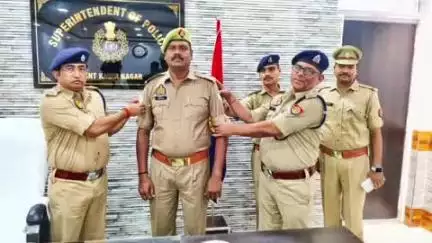 खलीलाबाद: चालक के पद पर तैनात आरक्षी को मुख्य आरक्षी के पद पर पदोन्नति हेतु एसपी ने लगाया दीवान का बैच, दी शुभकामनाएं