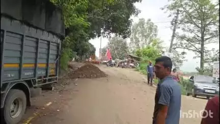 हमीरपुर: नाल्टी, मसियाना सडक मार्ग पर सुदृढीकरण के कार्य के चलते हो रही दिक्कतें,पक्का भरो चौक से करनी पड़ रही आवाजाही#jansamsya