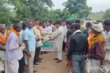पोहरी: पोहरी क्षेत्र के अगर्रा में विधायक कैलाश कुशवाह ने 225 उड़द मिनिकिट का वितरण किया, किसानों को दी जानकारी