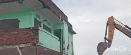 গুৱাহাটী: তৃতীয় দিনাও পানীখাইতিত ৰে’ল বিভাগৰণচলিল উচ্ছেদ অভিযান,ৰে’লৱেৰ ভূমিত অবৈধভাৱে নিৰ্মিত অট্টালিকা উচ্ছেদ