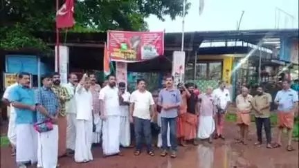 വെള്ളരിക്കുണ്ട്: ആരോഗ്യമന്ത്രി രാജിവെക്കണമെന്ന് ആവശ്യപ്പെട്ട് കോൺഗ്രസിന്റെ നേതൃത്വത്തിൽ ചോയംകോട് പ്രതിഷേധ പ്രകടനം