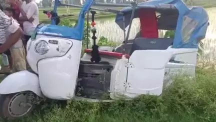 चंदौसी: चंदौसी संभल मार्ग पर टांडा चौकी के करीब तेज रफ्तार दो बाइकों की आपस में भिंड, टेंपो खाई में पलटा