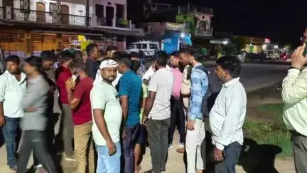 महाराजगंज: पकड़ी चौराहे पर बिजली विभाग ने नाईट कॉम्बिंग की, 50 कनेक्शन की हुई जांच