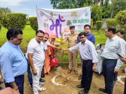 पीलीभीत: बरखेड़ा स्थित बजाज फैक्ट्री में भाजपा विधायक ने मां के नाम अभियान के तहत किया वृक्षारोपण
