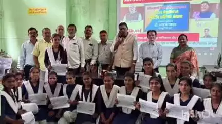बंडा: पीएम श्री शासकीय कन्या स्कूल में लैपटॉप योजना के तहत 74 छात्राओं को लैपटॉप की राशि दी गई