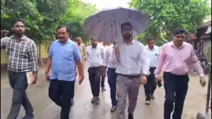 मथुरा: गुरु पूर्णिमा को लेकर नगर निगम ने वृंदावन में बनाई रणनीति, श्रद्धालुओं की सुविधा हेतु नगर आयुक्त ने किया निरीक्षण
