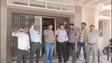 डीडवाना: डीडवाना में निजीकरण के विरोध में जीवन बीमा निगम के कर्मियों ने किया प्रदर्शन, 9 जुलाई को होगी राष्ट्रव्यापी हड़ताल