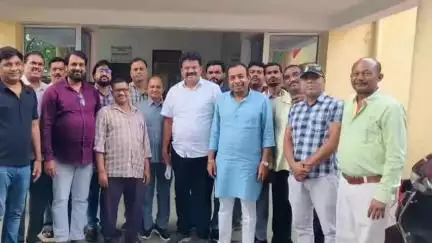 कोटा: रतनपुर नगर पालिका भवन स्थानांतरण पर विरोध जताते कांग्रेसियों ने कोटा विधायक को सौंपा ज्ञापन