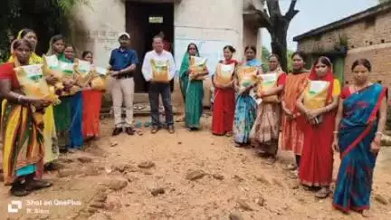 गोला: हुप्पू पंचायत में 30 किसानों को 128 किलो मक्का बीज शत प्रतिशत अनुदान पर वितरित किया गया