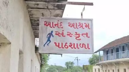 જૂનાગઢ: બિલખાના આનંદ આશ્રમના ભૂતપૂર્વ વિદ્યાર્થીઓ દ્વારા આશ્રમમાં ચાલતા ગેરરીતિ અને ગેર વહીવટને લઈને કલેકટરને આવેદનપત્ર અપાયું