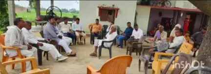 हर्रैया: दुबौलिया थाना क्षेत्र के नियामतपुर पहुंचे कप्तानगंज विधायक कविंद्र चौधरी उर्फ अतुल ने शोक संतृप्त परिवार से की मुलाकात