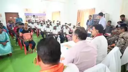 सुकमा: उपमुख्यमंत्री विजय शर्मा ने पुनर्वास केंद्र सुकमा में आत्मसमर्पित नक्सलियों से की मुलाकात