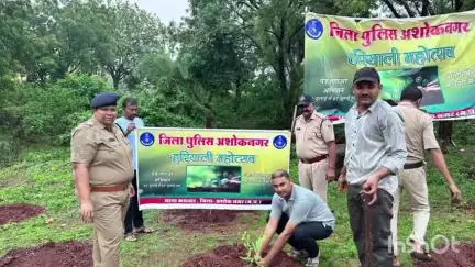 अशोक नगर: हरियाली महोत्सव के तहत कचनार थाना परिसर में पुलिस ने किया पौधारोपण