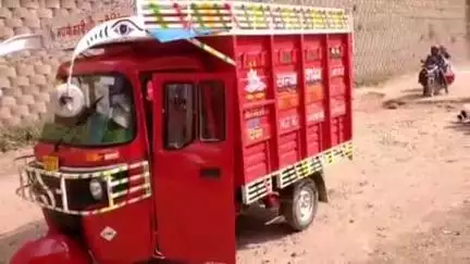 हाजीपुर: बीच रास्ते में अनजान पीर चौक पर टेंपो पलटने से एक महिला घायल