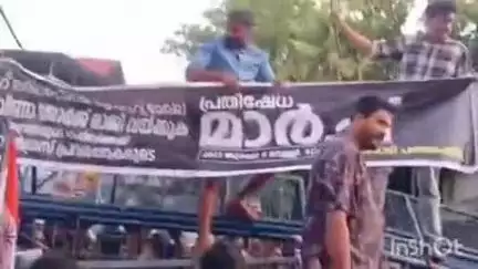 കോഴഞ്ചേരി: ഡി.സി.സിയുടെ നേതൃത്വത്തിൽ പത്തനംതിട്ടയിൽ മന്ത്രി വീണ ജോർജിന്റെ ഓഫീസിലേക്ക് നടത്തിയ മാർച്ചിൽ നേരിയ സംഘർഷം
