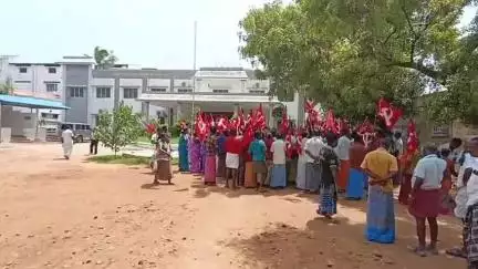 நிலக்கோட்டை: காட்டு நாயக்கன் பழங்குடி மக்கள் வட்டாட்சியர் அலுவலகம் முற்றுகை இணையவழி சான்றிதழ் கோரி போராட்டம்