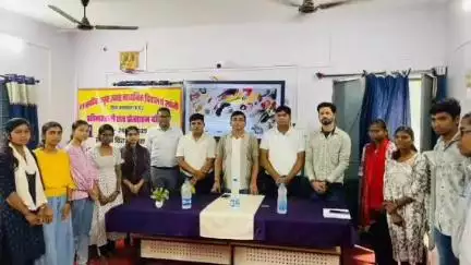 लांजी: लांजी के सी.एम. राईज सांदीपनि विद्यालय में विधायक राजकुमार कर्राहे ने छात्रों को चेक वितरित किए