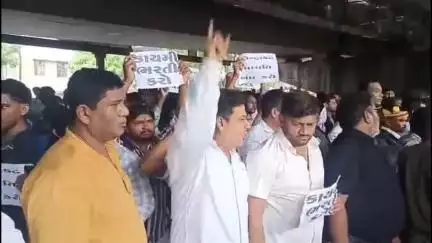 પુણા: કાપોદ્રા dgvcl કચેરી બહાર AAP - CONG ના ધારાસભ્યોની આગેવાની માં હલ્લાબોલ,ઉમેદવારને નોકરીથી વંચિત રાખ્યા નો આરોપ