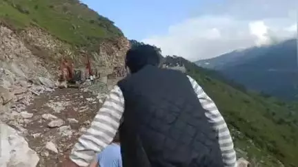 शिलाई उत्तरी के समीप भूस्खलन से मार्ग बंद, मौके पर पहुंचे एसडीएम शिलाई