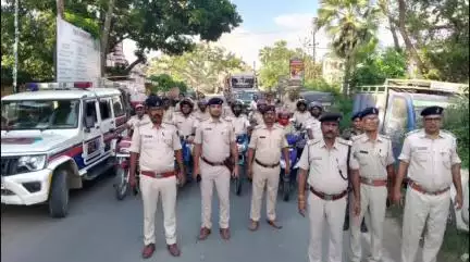 केवटी रनवे: मुहर्रम को लेकर केवटी पुलिस ने थाना परिसर से निकाला फ्लैग मार्च, हुड़दंगियों पर रहेगी नज़र