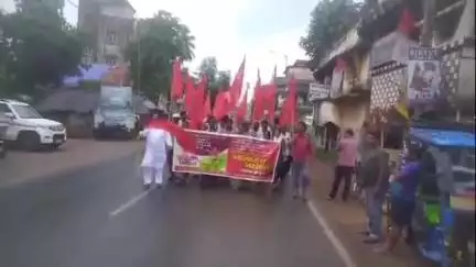 খেজুরি ১: কেন্দ্র ও রাজ্য সরকারের জনবিরোধী নীতির বিরুদ্ধে ৯ ই জুলাই সাধারণ ধর্মঘটের সমর্থনে আজ হেঁড়িয়ায় মিছিল ও সভা করলো CPI(M)