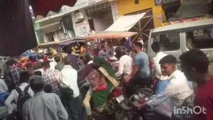शिकारपुर: शिकारपुर नगर में अतिक्रमण से सड़क पर चलना हुआ दूभर