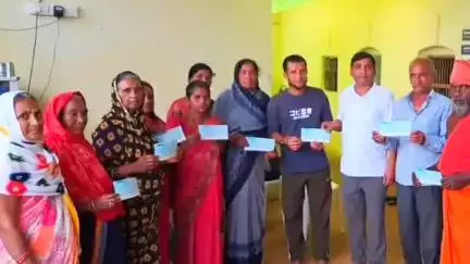 लांजी: लांजी के मंढई टेकरी से हटाए गए अतिक्रमण के विस्थापित परिवारों को विधायक द्वारा तात्कालिक सहायता राशि प्रदान की गई